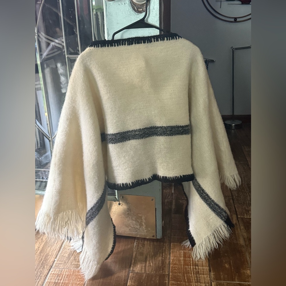 Elegant Cream and Black Women's Handwoven Wool Wrap Sz OS
